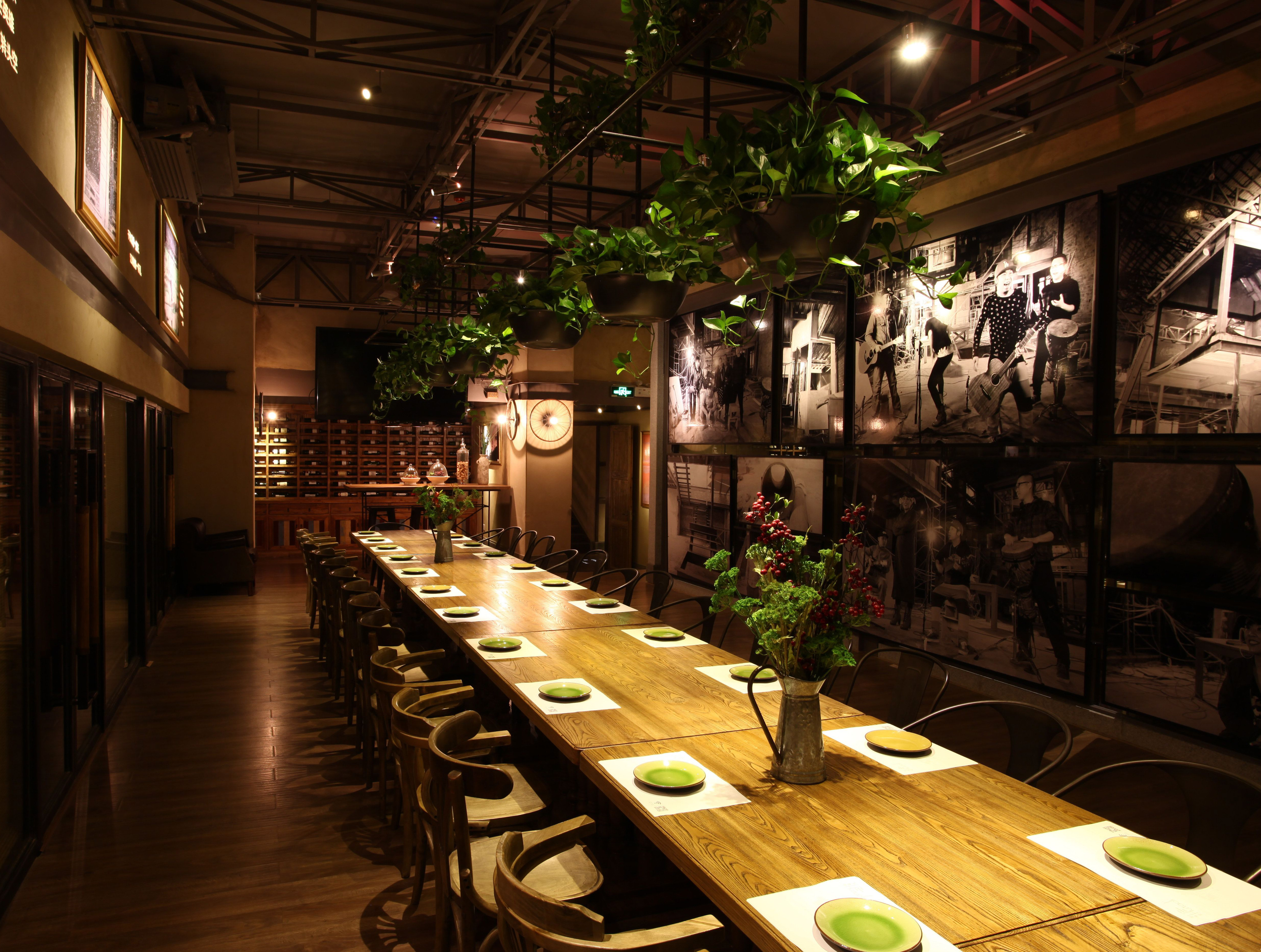 <strong>胡桃里音樂(lè )咖啡餐吧桌椅定做</strong>